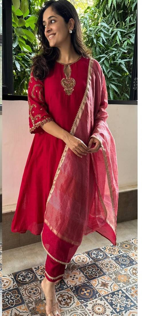 Women rani pink sequinned embroidered pv chanderi kurta pant dupatta set