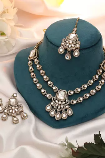 White color kundan necklace set