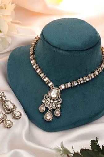 White color kundan necklace set