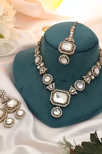 White color kundan necklace set