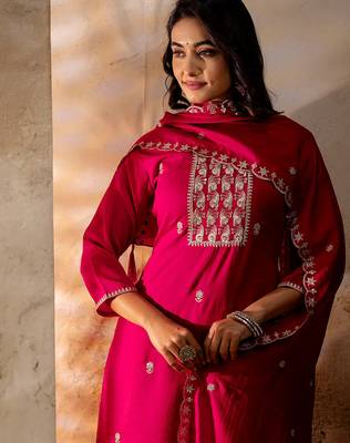 Floral embroidered silk blend blend round neck kurta trouser & dupatta set 4