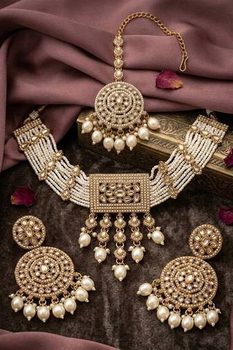  traditional gold-plated pearl choker jewellery set