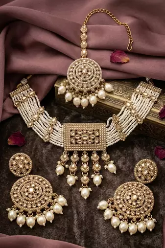  traditional gold-plated pearl choker jewellery set