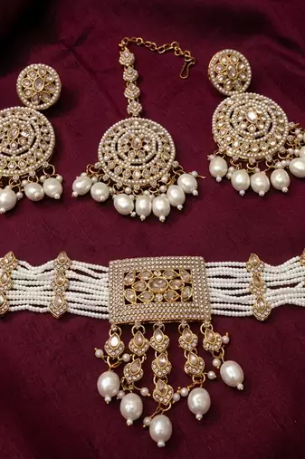  traditional gold-plated pearl choker jewellery set
