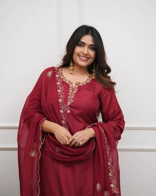  wine maroon chanderi embroidered kurta pant set with organza dupatta 3