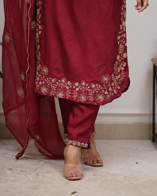  wine maroon chanderi embroidered kurta pant set with organza dupatta 5