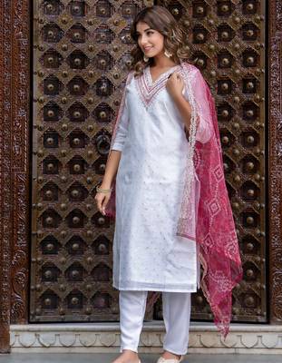Floral embroidered chanderi silk blend v neck kurta trouser & dupatta set 2