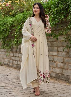  ivory cream floral embroidered anarkali kurta pant set with chanderi dupatta 1