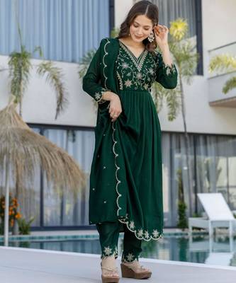 Emerald green vichitra silk blend embroidered kurta pant dupatta set 3