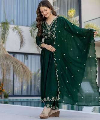 Emerald green vichitra silk blend embroidered kurta pant dupatta set 4
