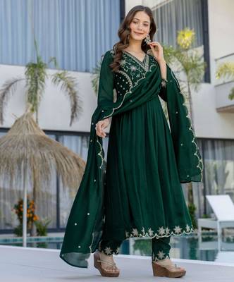 Emerald green vichitra silk blend embroidered kurta pant dupatta set 5