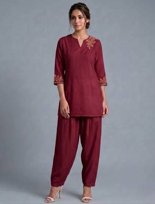 Maroon embroidered rayon kurta set 3