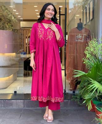 Rani pink chanderi silk blend embroidered kurta pant dupatta set 2
