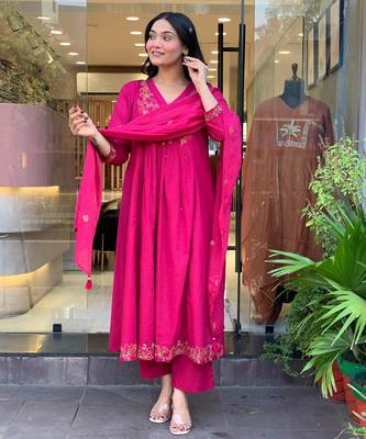 Rani pink chanderi silk blend embroidered kurta pant dupatta set 3