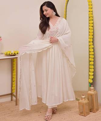 Off white chanderi silk blend embroidered anarkali kurta pant dupatta set 3