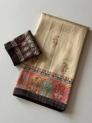cream-brown digital printed saree with contrast colour blouse dola silk saree 4