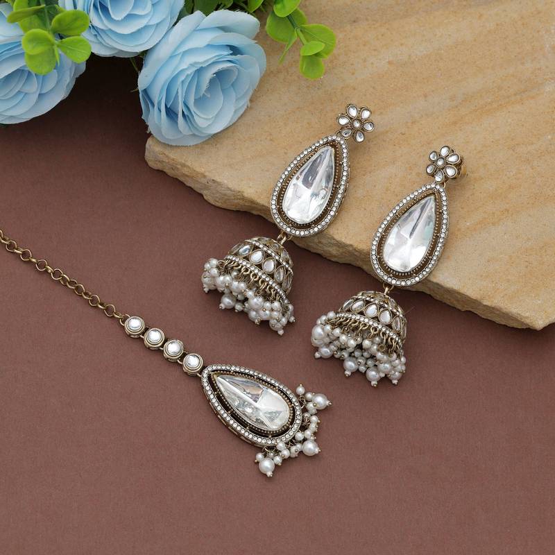 White color kundan earrings tikka set