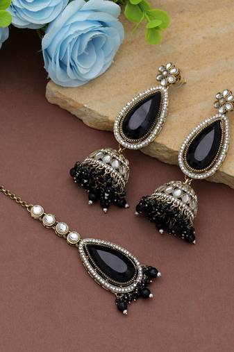Black color kundan earrings tikka set
