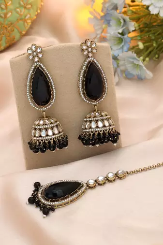 Black color kundan earrings tikka set