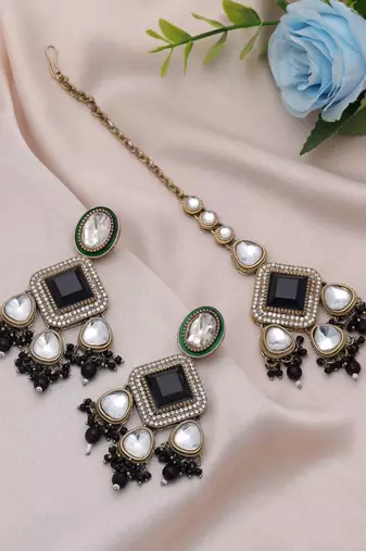 Black color kundan earrings tikka set
