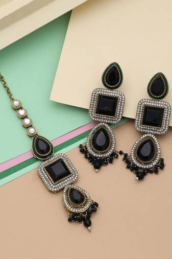 Black color kundan earrings tikka set