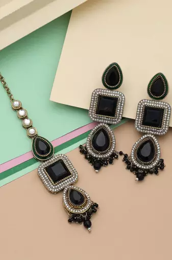 Black color kundan earrings tikka set