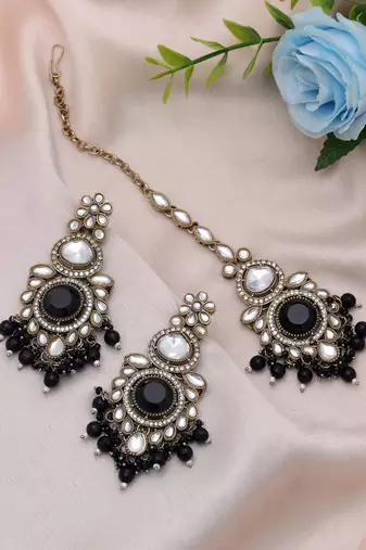 Black color kundan earrings tikka set