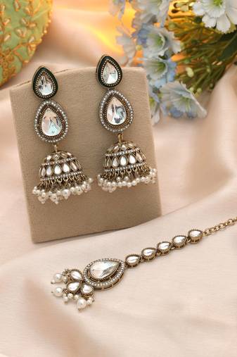 White color kundan earrings tikka set