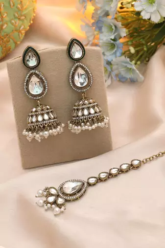 White color kundan earrings tikka set