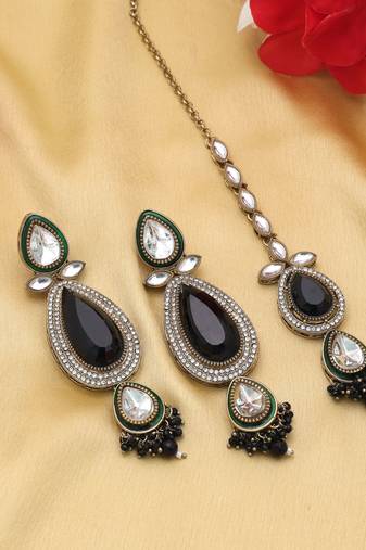 Black color kundan earrings tikka set