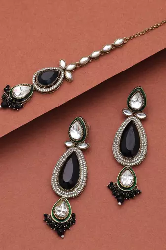 Black color kundan earrings tikka set