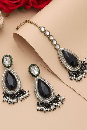 Black color kundan earrings tikka set