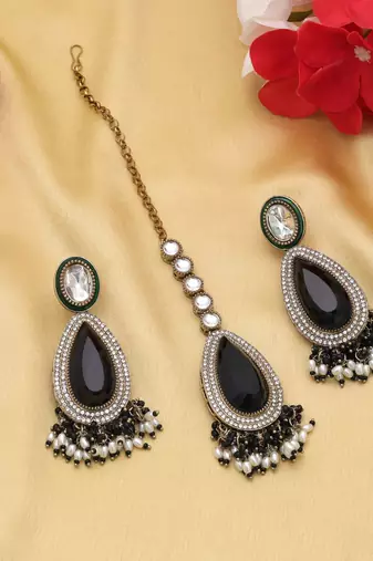 Black color kundan earrings tikka set