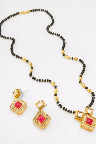 kundan mangalsutra set with pink stone square pendant and matching earrings