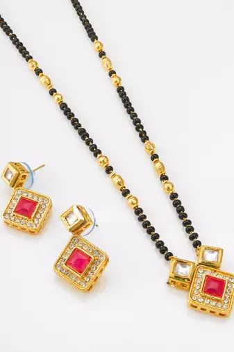 kundan mangalsutra set with pink stone square pendant and matching earrings