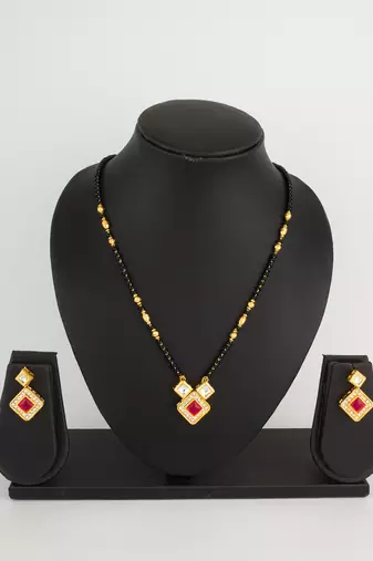 kundan mangalsutra set with pink stone square pendant and matching earrings