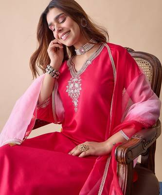 Women   s floral embroidery gadwal silk blend straight kurta pant set with organza dupatta 3