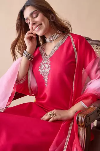 Women   s floral embroidery gadwal silk blend straight kurta pant set with organza dupatta