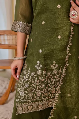 Women   s crush tissue silk blend blend kurta pant set with floral zari embroidery