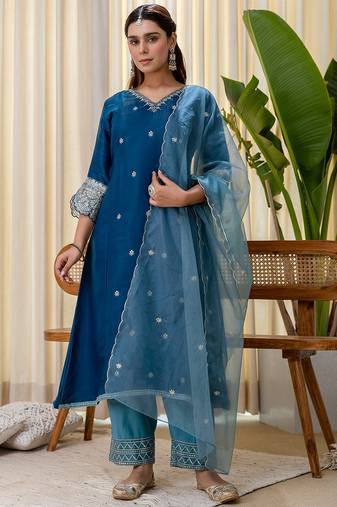 Women’s a-line brownie silk blend kurta pant set with embroidered organza dupatta