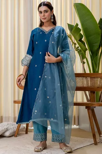 Women’s a-line brownie silk blend kurta pant set with embroidered organza dupatta