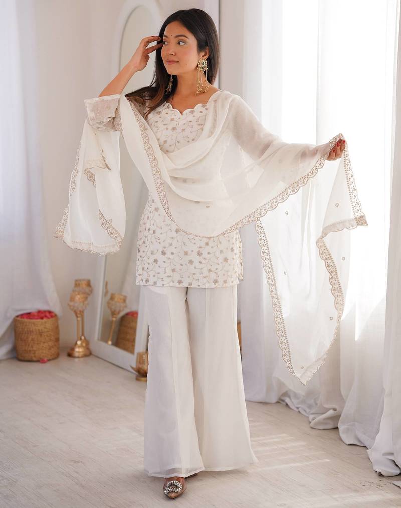 Off-white crunchy silk kurta set with sequence & jari work
