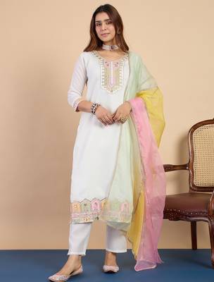 Women   s silk blend blend kurta pant set with lace border silk blend dupatta 1