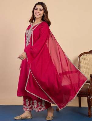 Floral embroidered silk blend blend v neck kurta trouser & dupatta set 3