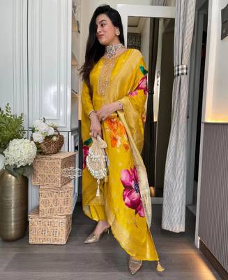  yellow embroidered viscose organza jacquard kurta pant set with printed dupatta 2