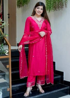 Rani pink embroidered viscose chanderi kurta pant set with organza dupatta 4