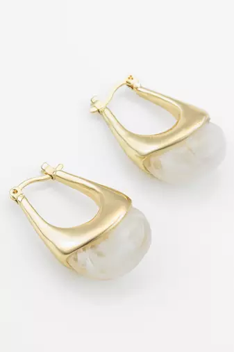 gold plated hoop earrings â€“ ivory marbled finish