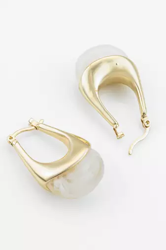 gold plated hoop earrings â€“ ivory marbled finish