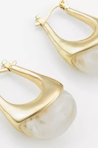 gold plated hoop earrings â€“ ivory marbled finish