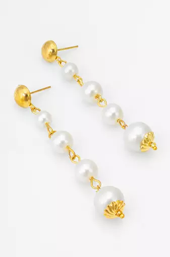 gold-toned graduated pearl drop earrings